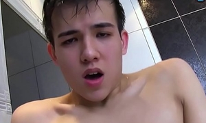 Entzü_ckender asiatisch Junge Alexandre Lee, der seinen Hahn hither der Badewanne erforscht